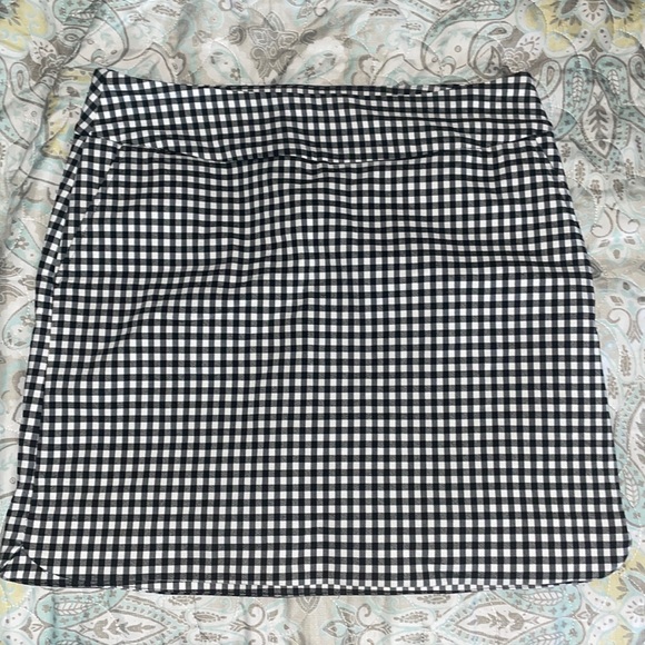 Plaid stretchy Scort with built in shorts and pockets - Picture 1 of 3